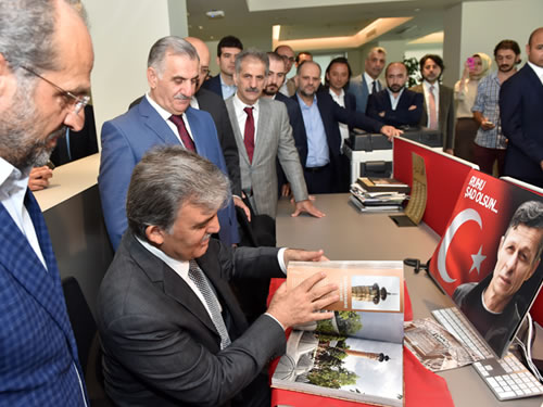 11. Cumhurbaşkanı Gül'den Yeni Şafak gazetesine taziye ziyareti: 'Türkiye'nin en karanlık gecesiydi.'